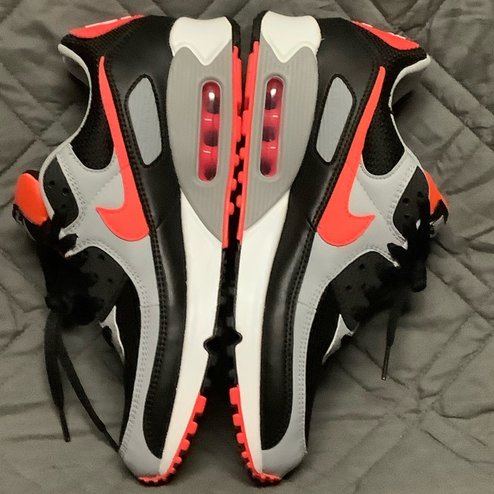 BRAND NEW MENS 9.5 NIKE AIR MAX 90s. BLACK/GRAY/BRIGHT ORANGE SWOOSH. NVR WORN💪